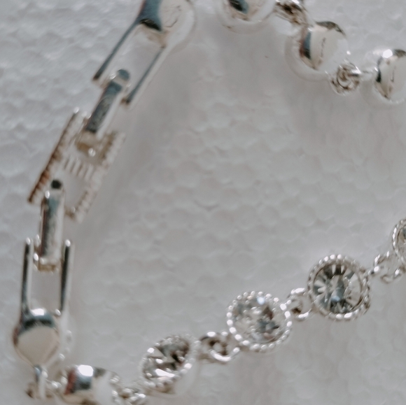 Avon SAQ Statement Tennis Bracelet Bling Rhinestone Crystal Silver Tone 7.5" - Picture 5 of 9